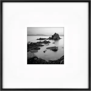 MCS Master & Co. Foundry Metal 18x18 Square Picture Frame, Display Pictures 8x8 With Mat or 18x18 Without Mat, Wall Hanging Frame for Photos & Posters, Black (1-Pack)