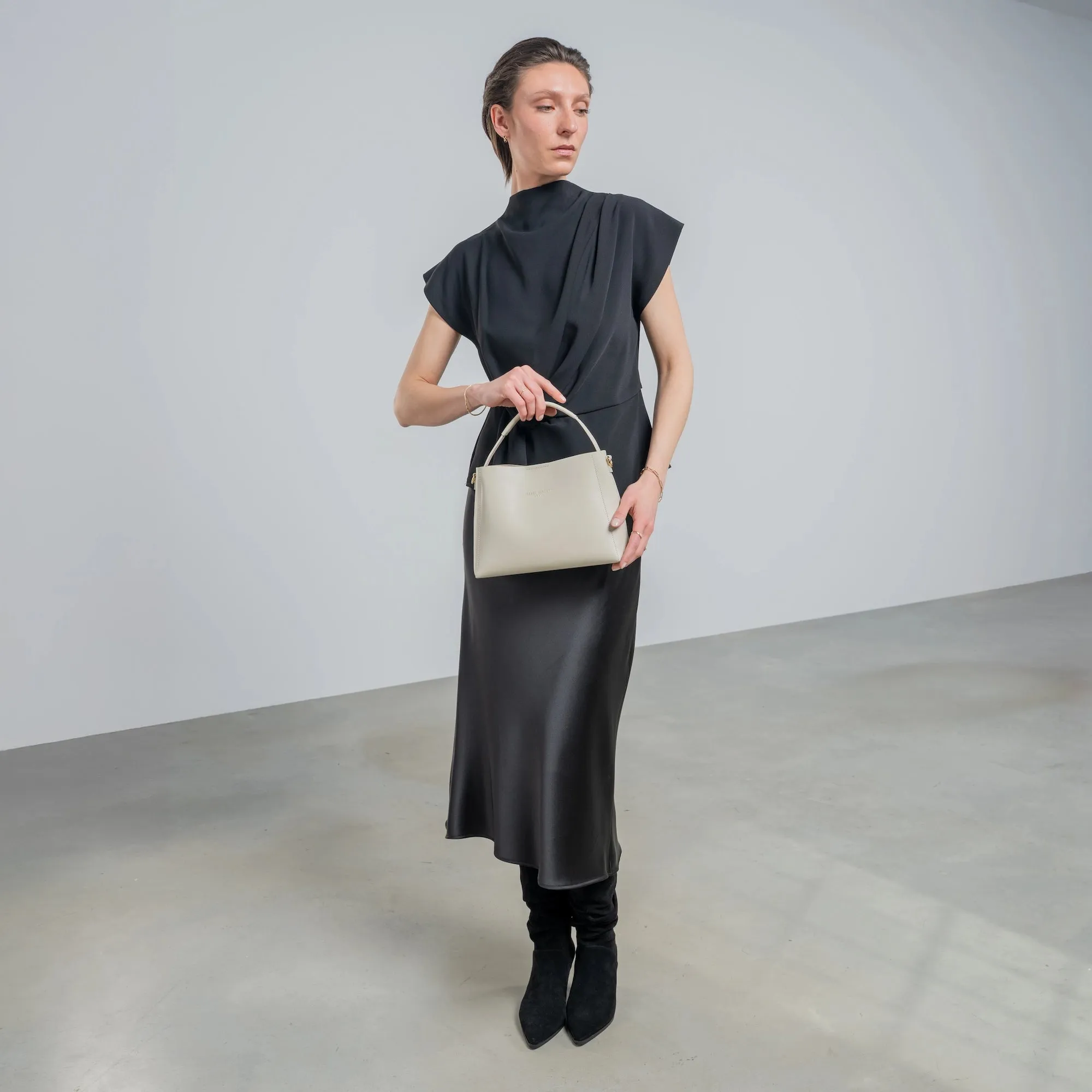 Montmartre Béatrice Midi creme vegetable tanned leather handbag