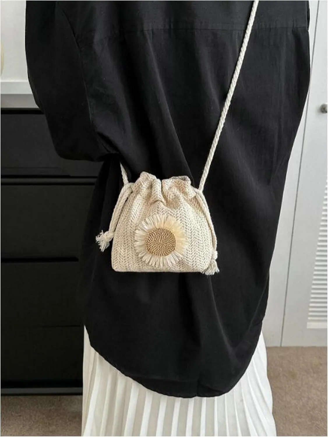 OYOANGLE Women's Straw Crossbody Bag Flower Decor Drawstring Bucket Handbag Vacation Mini Purse
