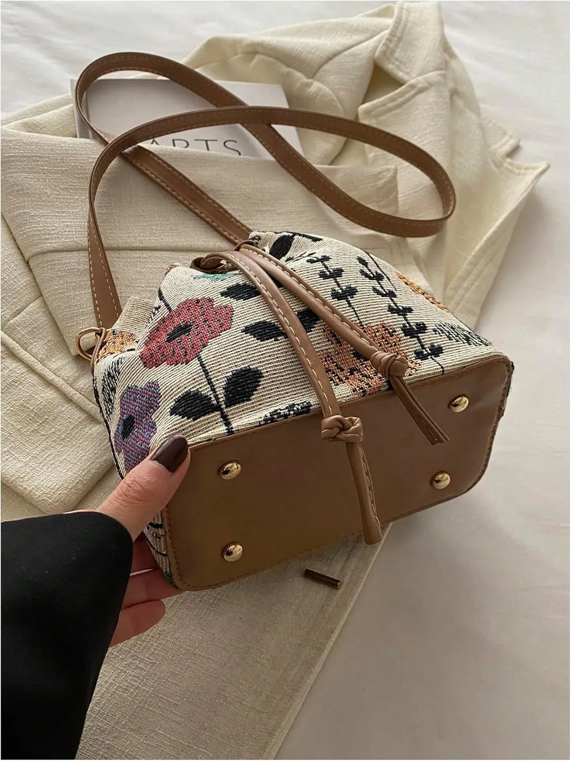 QWINEE Women's Floral Drawstring Bucket Bag Retro Vintage Small Crossbody Bag with Detachable Strap