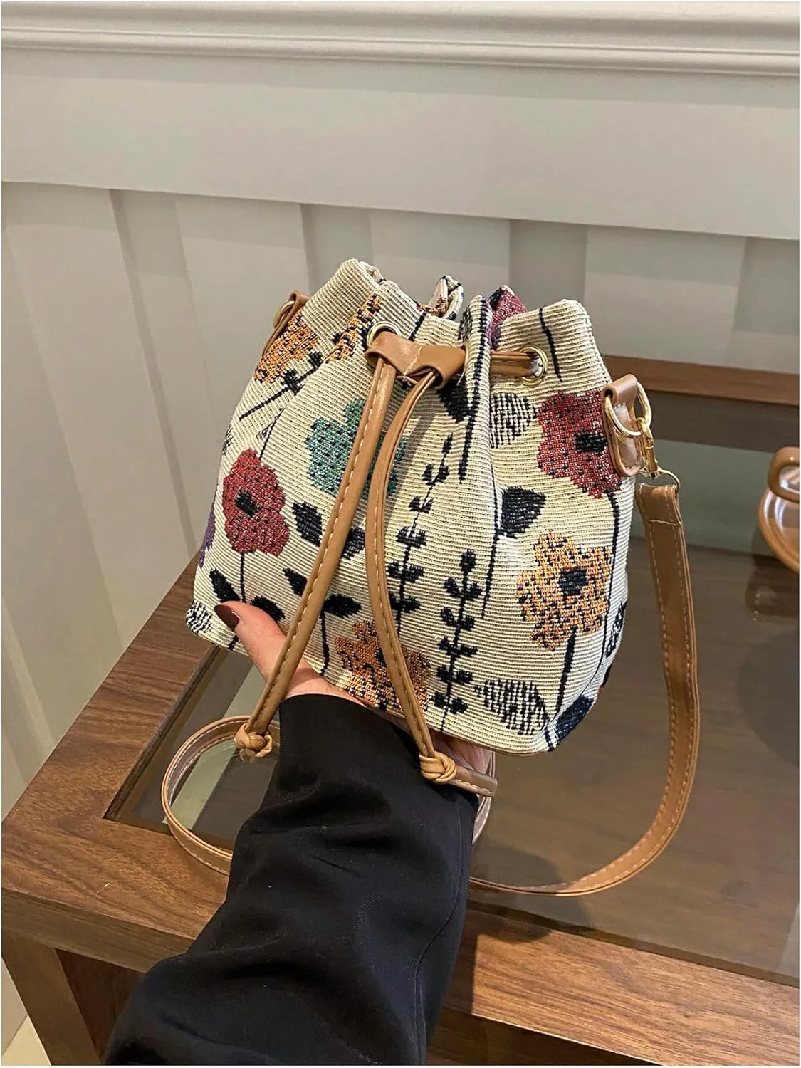 QWINEE Women's Floral Drawstring Bucket Bag Retro Vintage Small Crossbody Bag with Detachable Strap