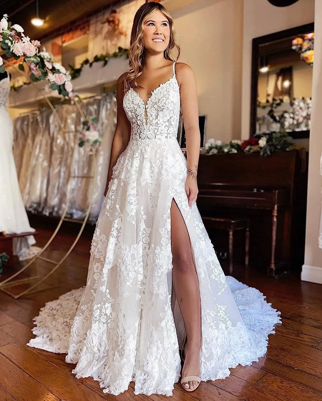 Tulle Beach Wedding Dresses for Women 2025 Lace Appliques Bridal Gown with Train
