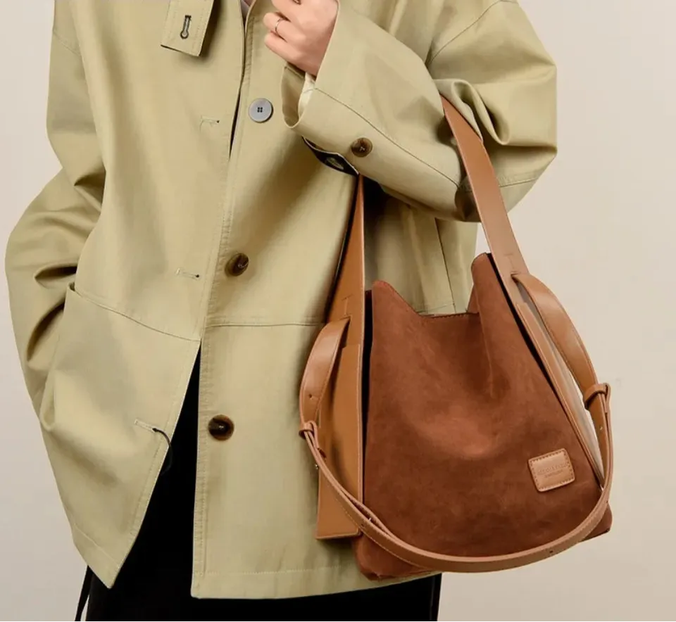 VANDERWAH Vintage Bucket Bag Light Shoulder Crossbody Bags for Women Luxury Personality Design Large Casual Commuting Tote Bag