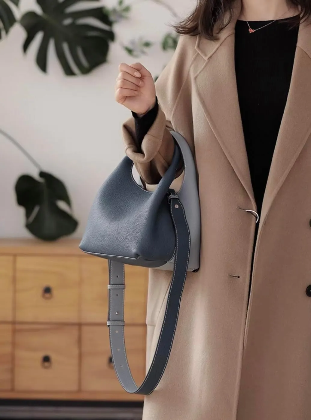 Women's Leather Commuting Bucket Bag Color-blocking Handbag Cowhide Basket Shoulder Crossbody Bag Top Handle Versatile